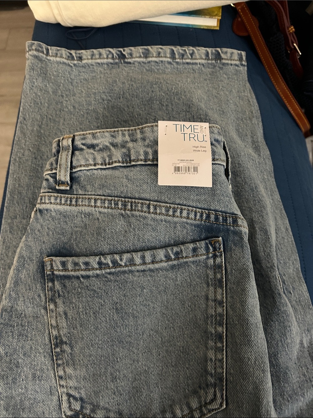 Time and Tru Women's Light Wash Relaxed Jeans